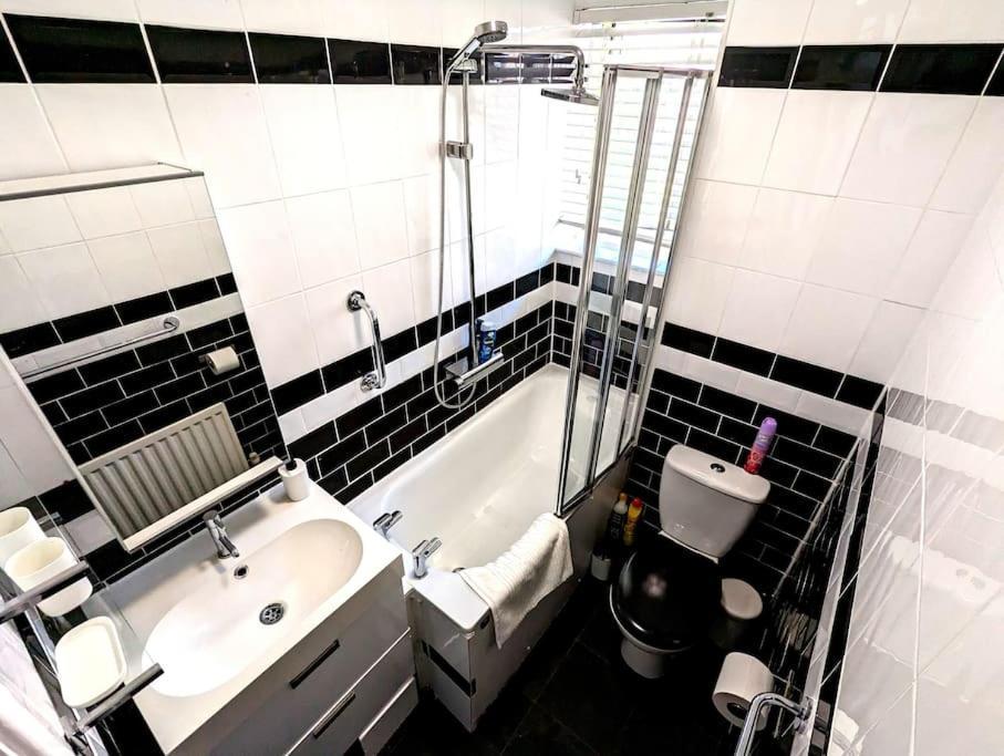 شقة Charming 2-Bed Garden Flat لندن المظهر الخارجي الصورة